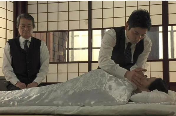 人死后，会清理遗体内的大便吗，还是让大便留在体内，直接埋葬？