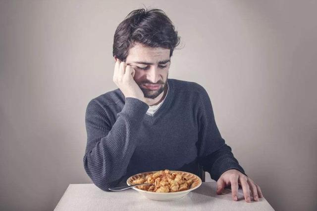 為什么頭上白頭發越來越多，是不是身體里缺什么了？該如何治療？