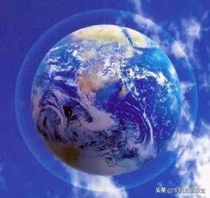 臭氧层空洞为什么不在人口稠密的地区，反而在无人的南北极？