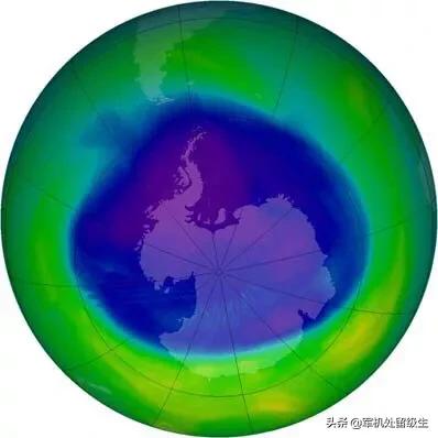 臭氧层空洞为什么不在人口稠密的地区，反而在无人的南北极？