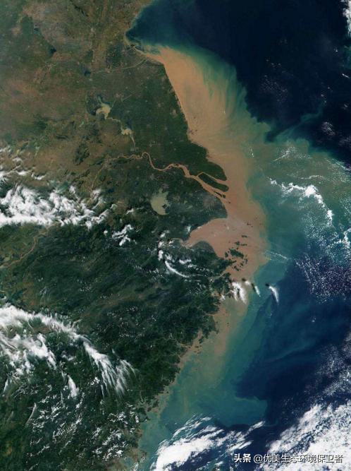 長江每年多少泥沙入海?如上海的崇明島，每年面積還在變大嗎？