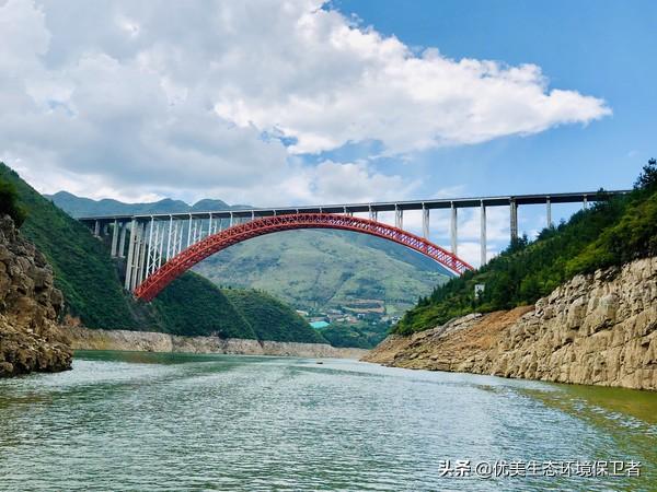 長江每年多少泥沙入海?如上海的崇明島，每年面積還在變大嗎？
