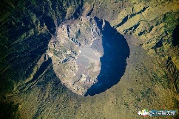 人类能不能从火山口进入地心呢？为何？