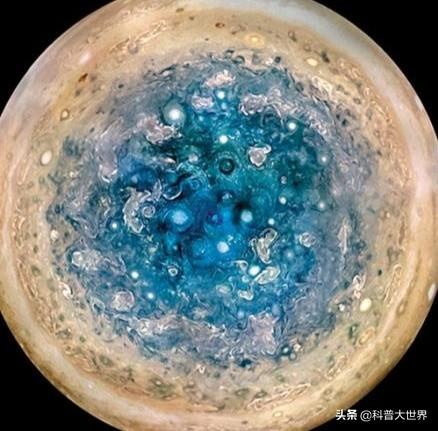 木星的两极为什么是蓝色的?
