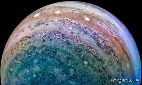 木星的两极为什么是蓝色的?