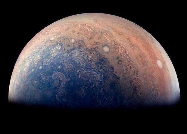 木星的两极为什么是蓝色的?
