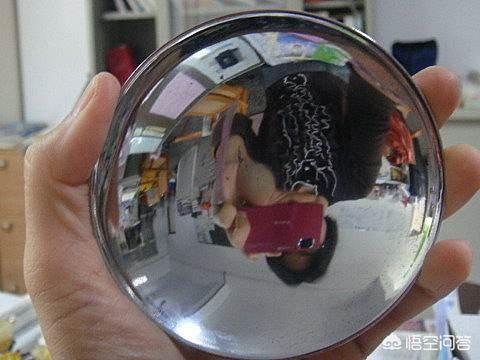两个密封型半球反射镜中间放一个点光源,点亮光源再关掉,球内的是立马变黑吗?