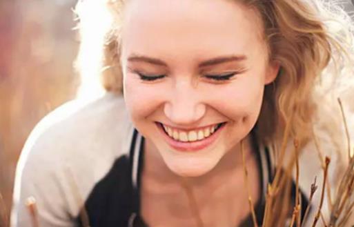 甜甜的酒窝可以后天形成哦 想醉倒在酒窝里