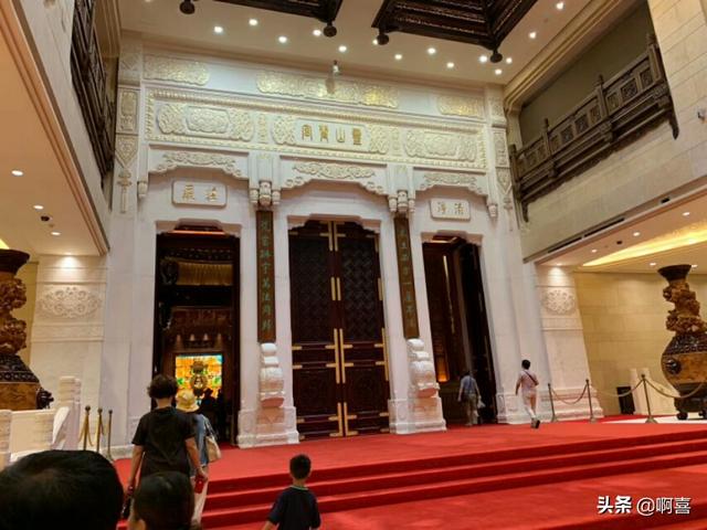 佛教寺庙和道教道观有哪些别具一格，融合现代化风格的建筑？