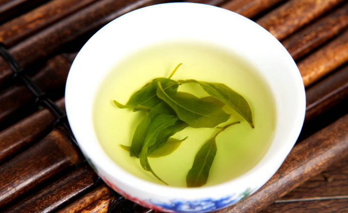 茶水泡脚有什么好处 治足跟裂脚气