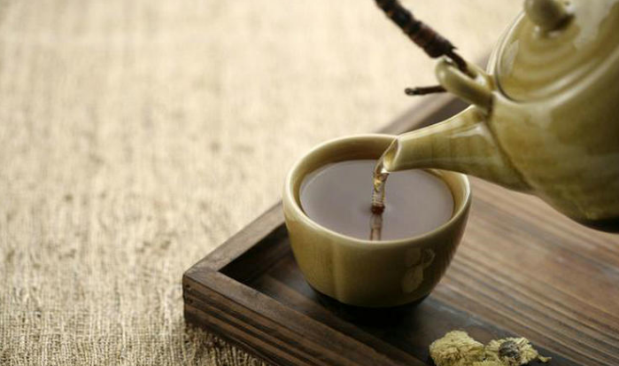 茶水泡脚有什么好处 治足跟裂脚气