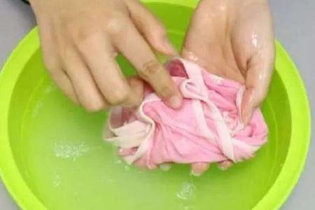 女人这么清洗内裤才健康