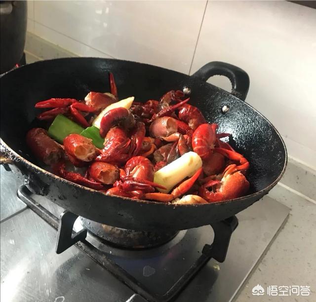 小龙虾的肉又不多,壳还不好剥,为什么还有那么多人喜欢吃小龙虾?