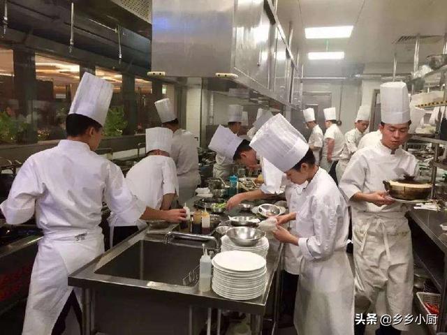 有饭店的厨师说饭店经常把客人吃剩的菜,再凑一盘卖给下一桌客人,你认为这是真的吗?