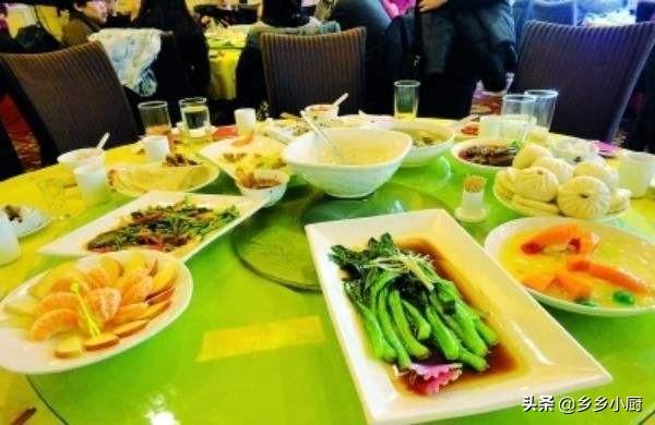 有饭店的厨师说饭店经常把客人吃剩的菜,再凑一盘卖给下一桌客人,你认为这是真的吗?