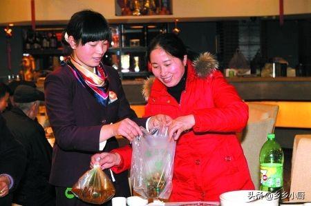 有饭店的厨师说饭店经常把客人吃剩的菜,再凑一盘卖给下一桌客人,你认为这是真的吗?