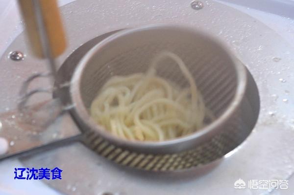 为什么面馆里的面汤不混浊,而自己家做的面,汤里面都是面粉?