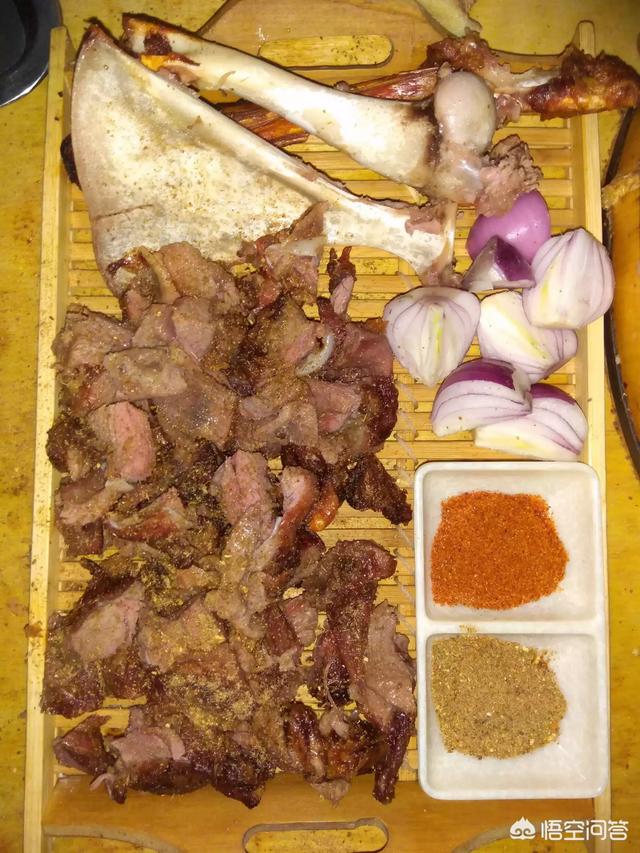 又到了撸串儿的季节了,羊肉串怎样烤才能软嫩多汁?