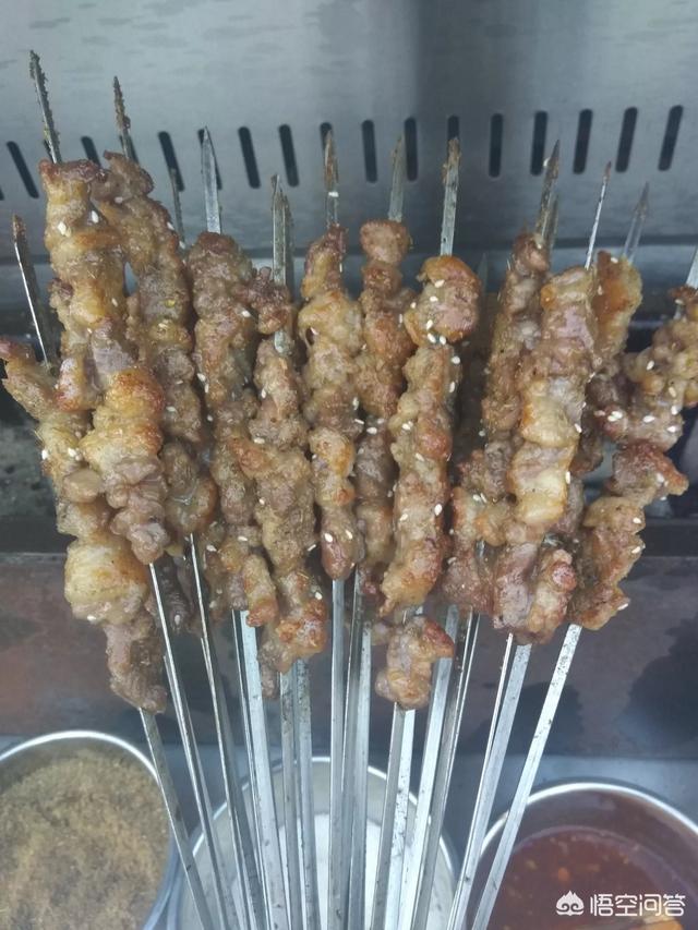 又到了撸串儿的季节了,羊肉串怎样烤才能软嫩多汁?