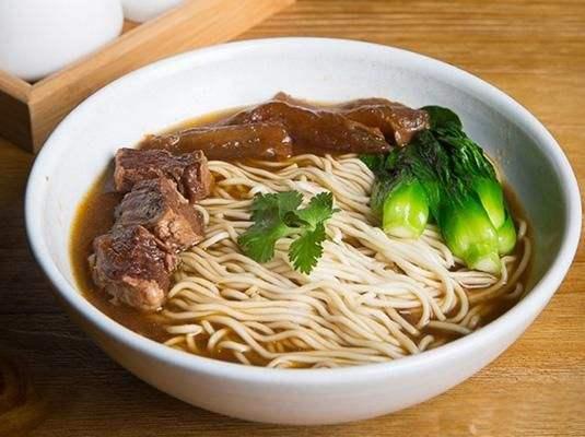 到上海旅游，必须要品尝的传统特色小吃有哪些？