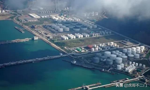 能否通俗的说一下世界油价大跌，国内油价不变反而中国石油企业亏损的原因？