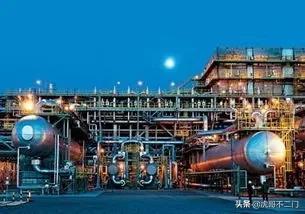 能否通俗的说一下世界油价大跌，国内油价不变反而中国石油企业亏损的原因？