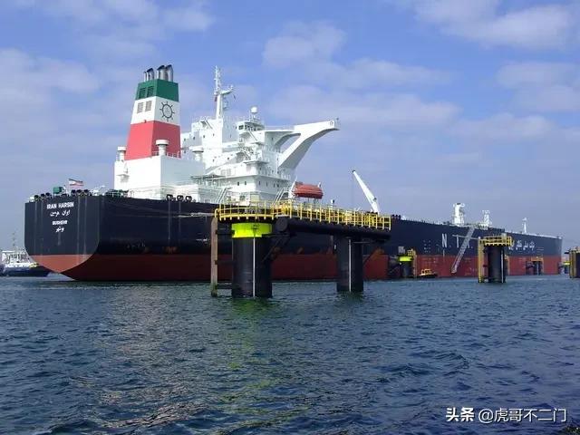 能否通俗的说一下世界油价大跌，国内油价不变反而中国石油企业亏损的原因？