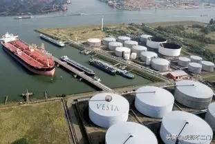 能否通俗的说一下世界油价大跌，国内油价不变反而中国石油企业亏损的原因？