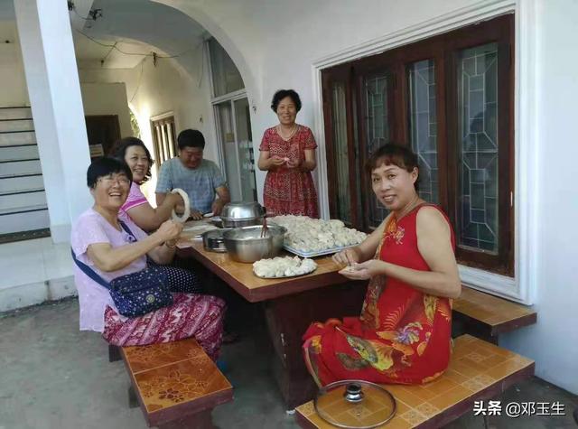 老人旅游，是夫妻两人好还是一群志同道合的朋友一起旅行好？