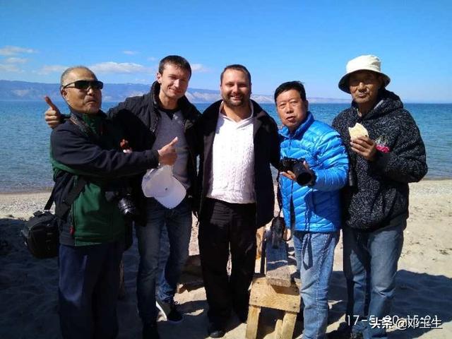 老人旅游，是夫妻两人好还是一群志同道合的朋友一起旅行好？