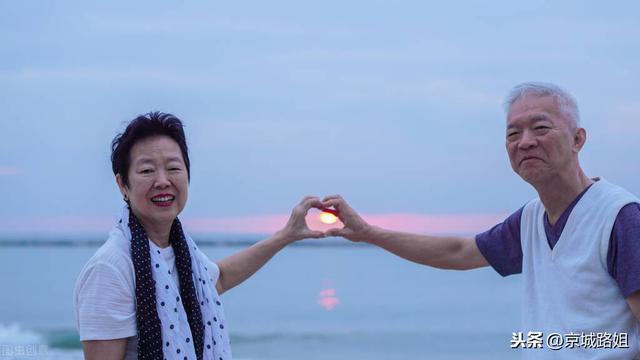 老人旅游，是夫妻两人好还是一群志同道合的朋友一起旅行好？