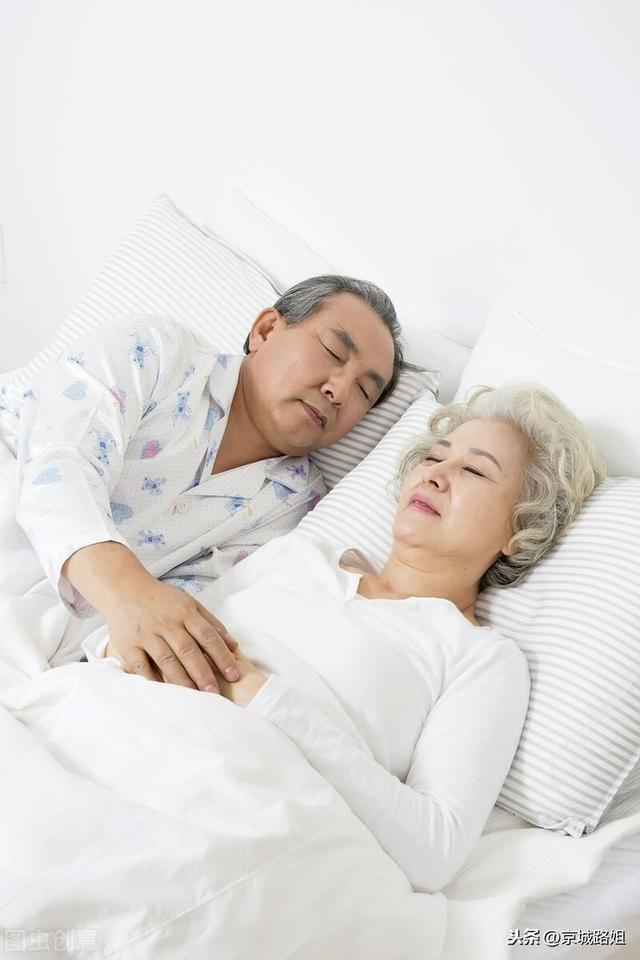 老人旅游，是夫妻两人好还是一群志同道合的朋友一起旅行好？