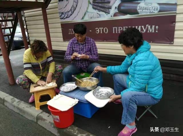 老人旅游，是夫妻两人好还是一群志同道合的朋友一起旅行好？
