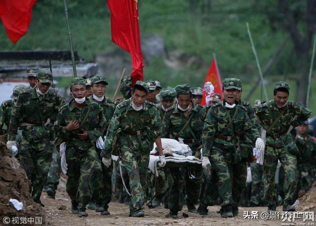 汶川地震时为什么救援人员要跳伞呢?直升机飞不过去吗?