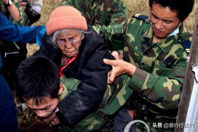 汶川地震时为什么救援人员要跳伞呢?直升机飞不过去吗?