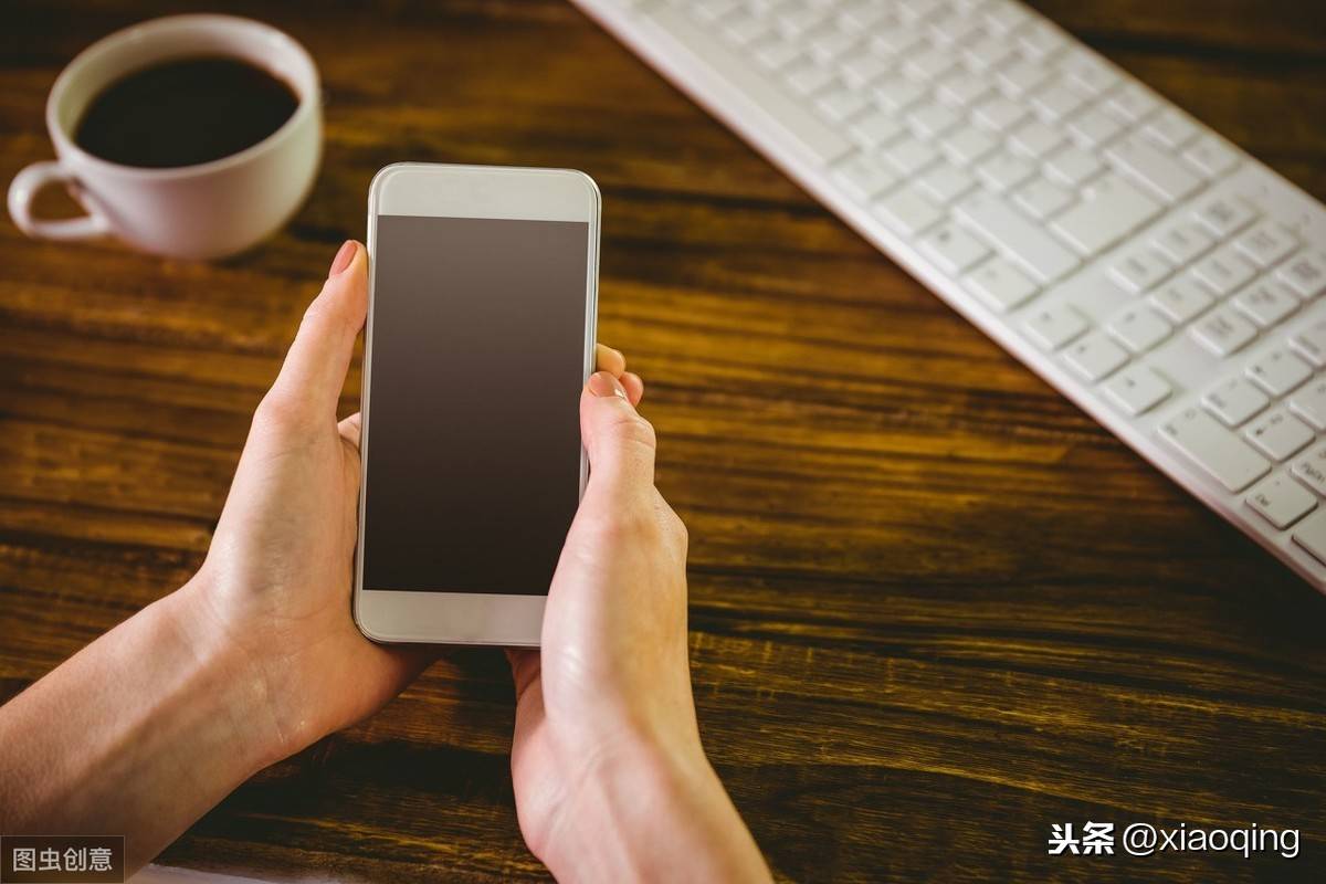 手机出现五颜六色的字然后重启了 手机中毒了怎么办