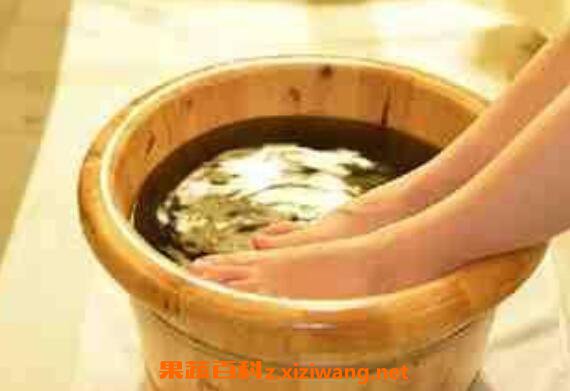 女人用艾叶泡脚的好处 艾叶泡脚的功效与作用