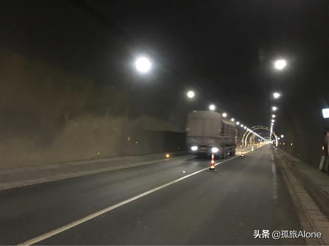 高速公路允许摩托车行驶吗？