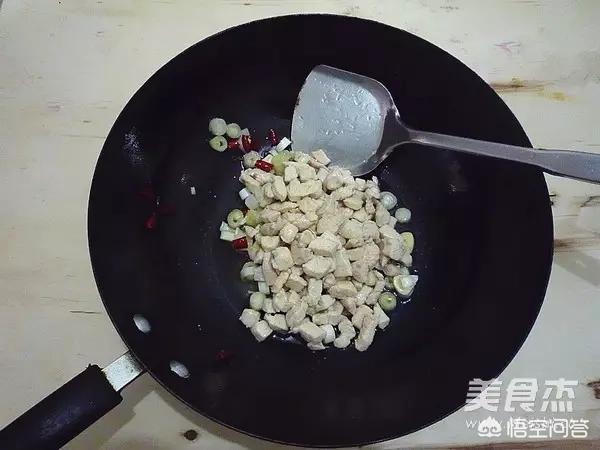鸡胸肉为什么容易煮老，变硬。没有鸡翅鸡腿软？