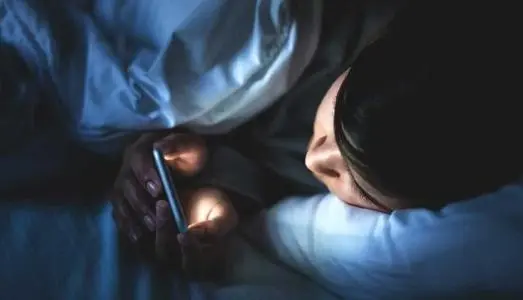 夜里睡不着觉是什么原因 睡不着觉怎么回事