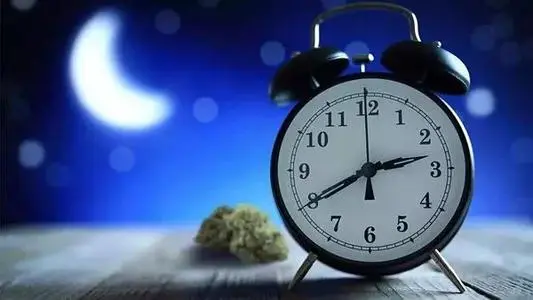 夜里睡不着觉是什么原因 睡不着觉怎么回事