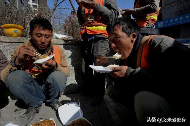中国人普遍缺乏蛋白质摄入为什么民工每天主要吃碳水身体还很结实？
