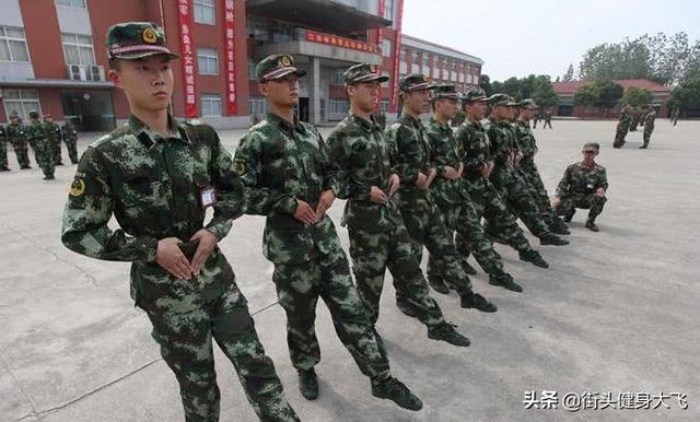 普通人跑步容易得的跑步膝,为什么军人却很少?