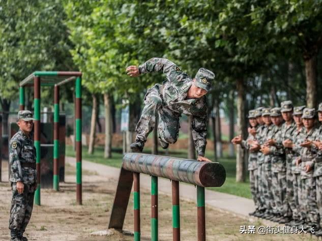 普通人跑步容易得的跑步膝,为什么军人却很少?