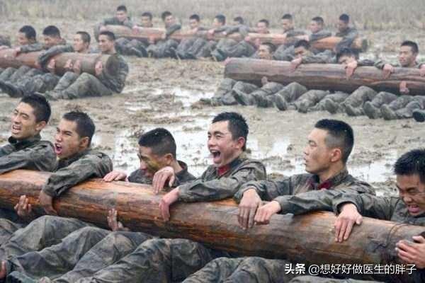 普通人跑步容易得的跑步膝,为什么军人却很少?