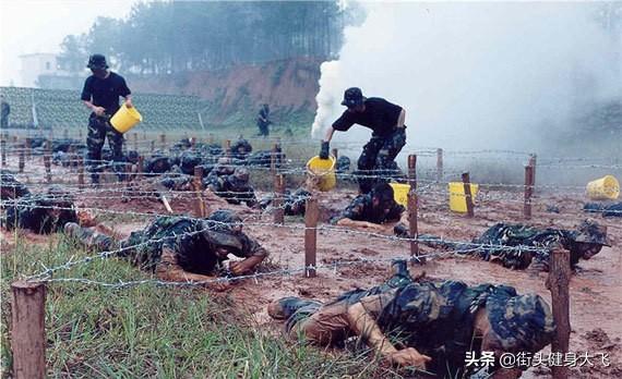 普通人跑步容易得的跑步膝,为什么军人却很少?