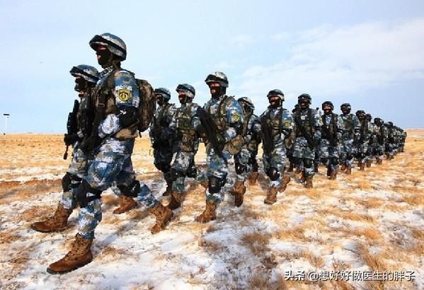 普通人跑步容易得的跑步膝,为什么军人却很少?
