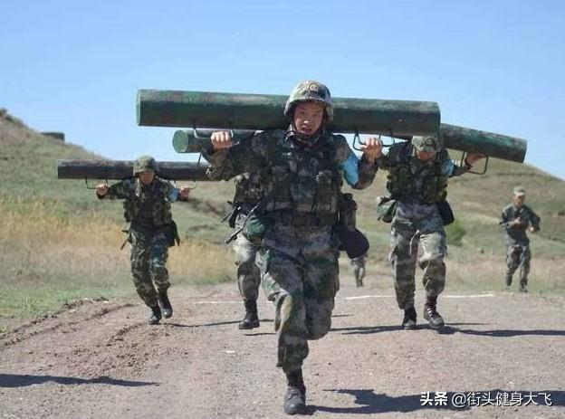 普通人跑步容易得的跑步膝,为什么军人却很少?
