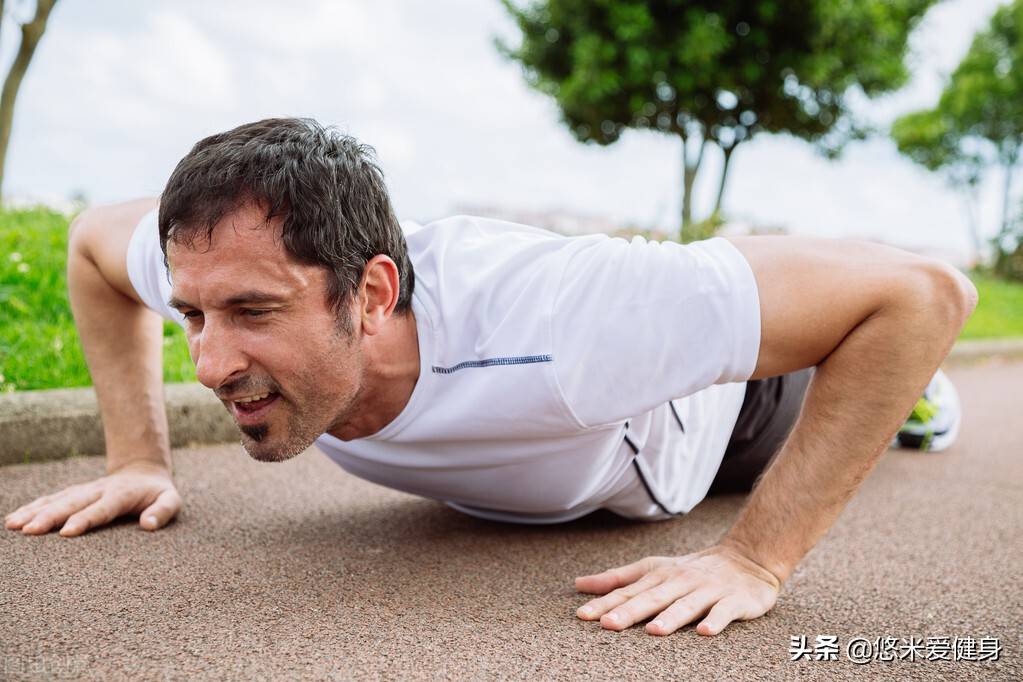 俯卧撑怎样练胸肌最快最有效 胸肌怎么练最快