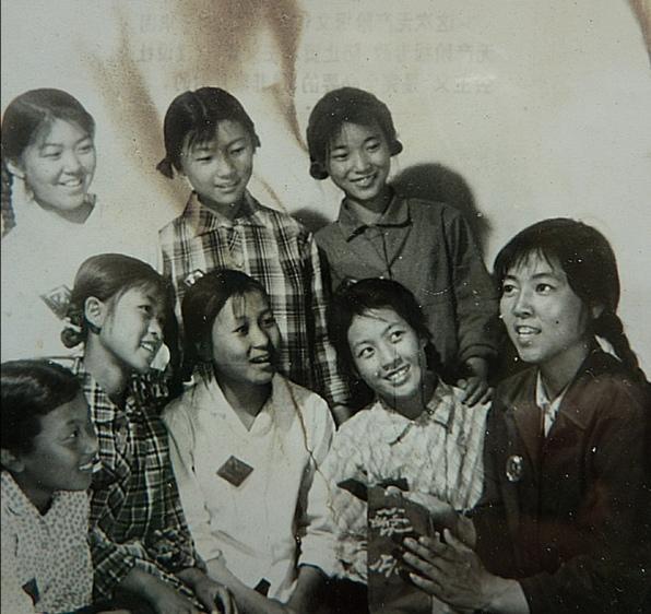 买了好看的衣服,不敢穿出去,是什么心理?